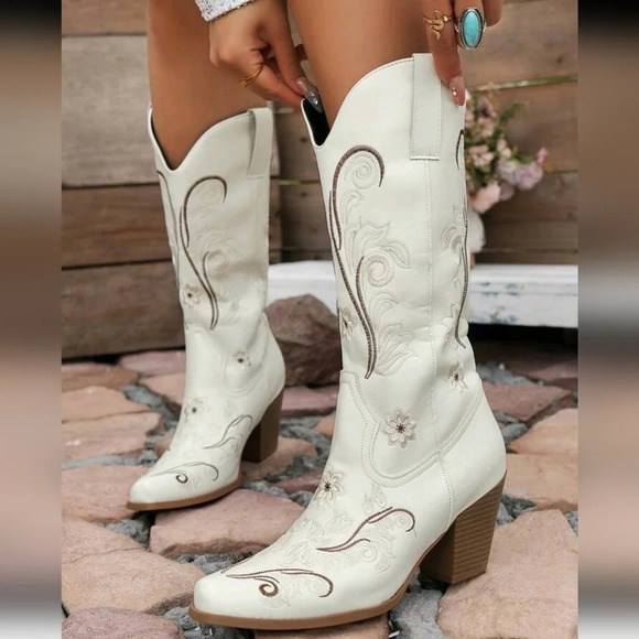 Women New Floral Embroidery Detail Chunky Heel Western Boots - Picture 1 of 6
